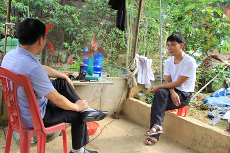 Anh Nguyễn Trung Thành (bên phải) tâm sự về việc làm lại cuộc đời.